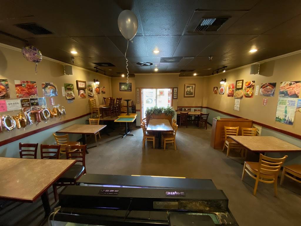 Home Town Restaurant | restaurant | 3020 Minnesota Dr, Anchorage, AK 99503, USA | 9072772211 OR +1 907-277-2211