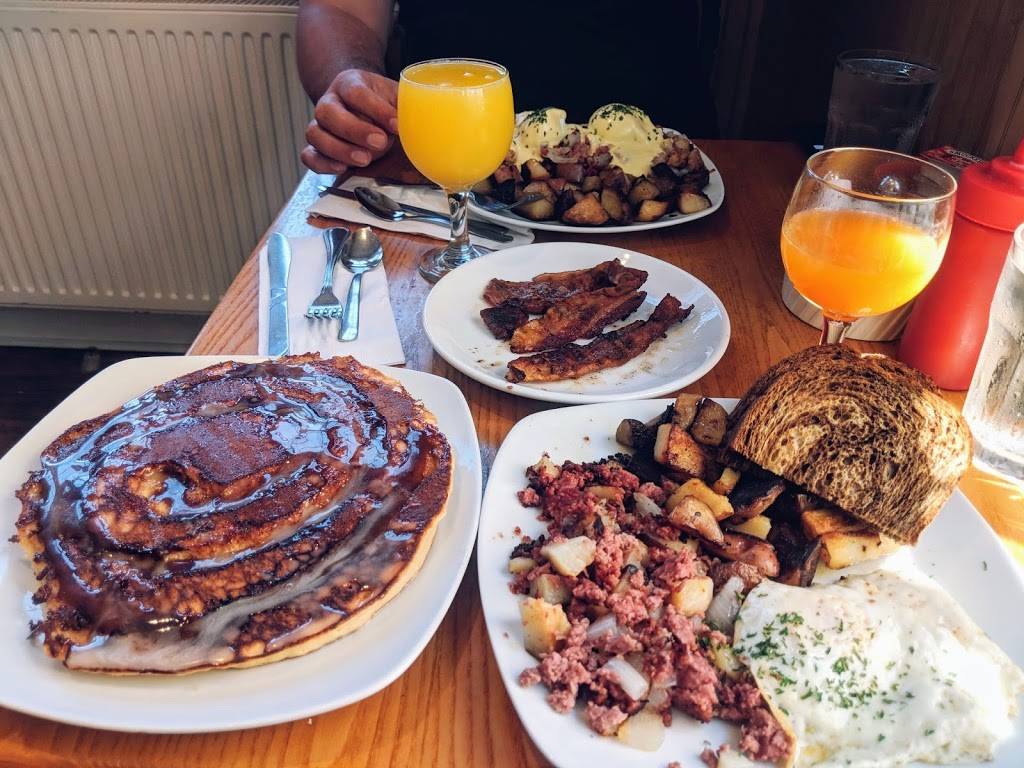 The New Moon | restaurant | 17 Pepperell Square, Saco, ME 04072, USA | 2072822241 OR +1 207-282-2241