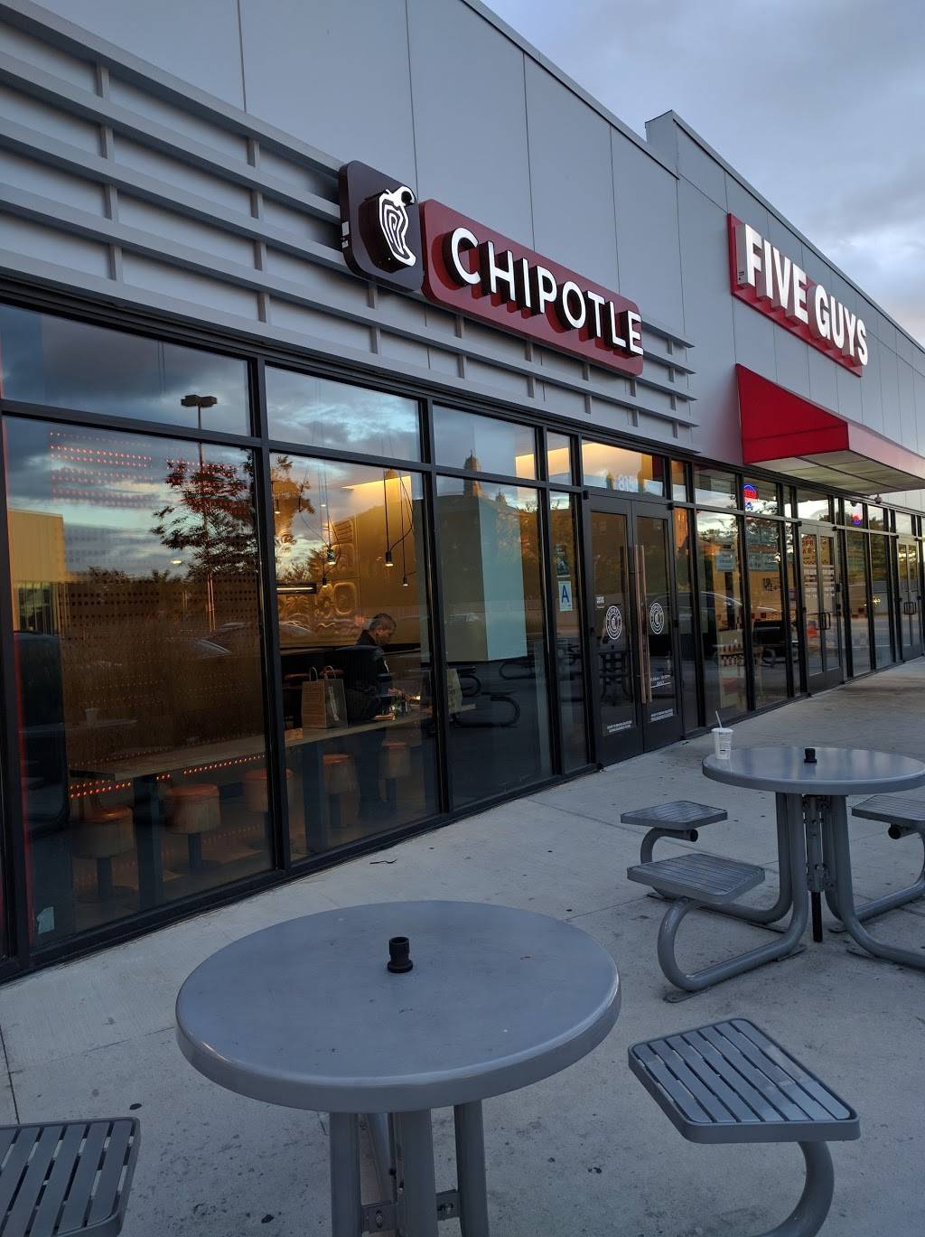 Chipotle Mexican Grill | restaurant | 815 Hutchinson River Pkwy, Bronx, NY 10465, USA | 7188221696 OR +1 718-822-1696