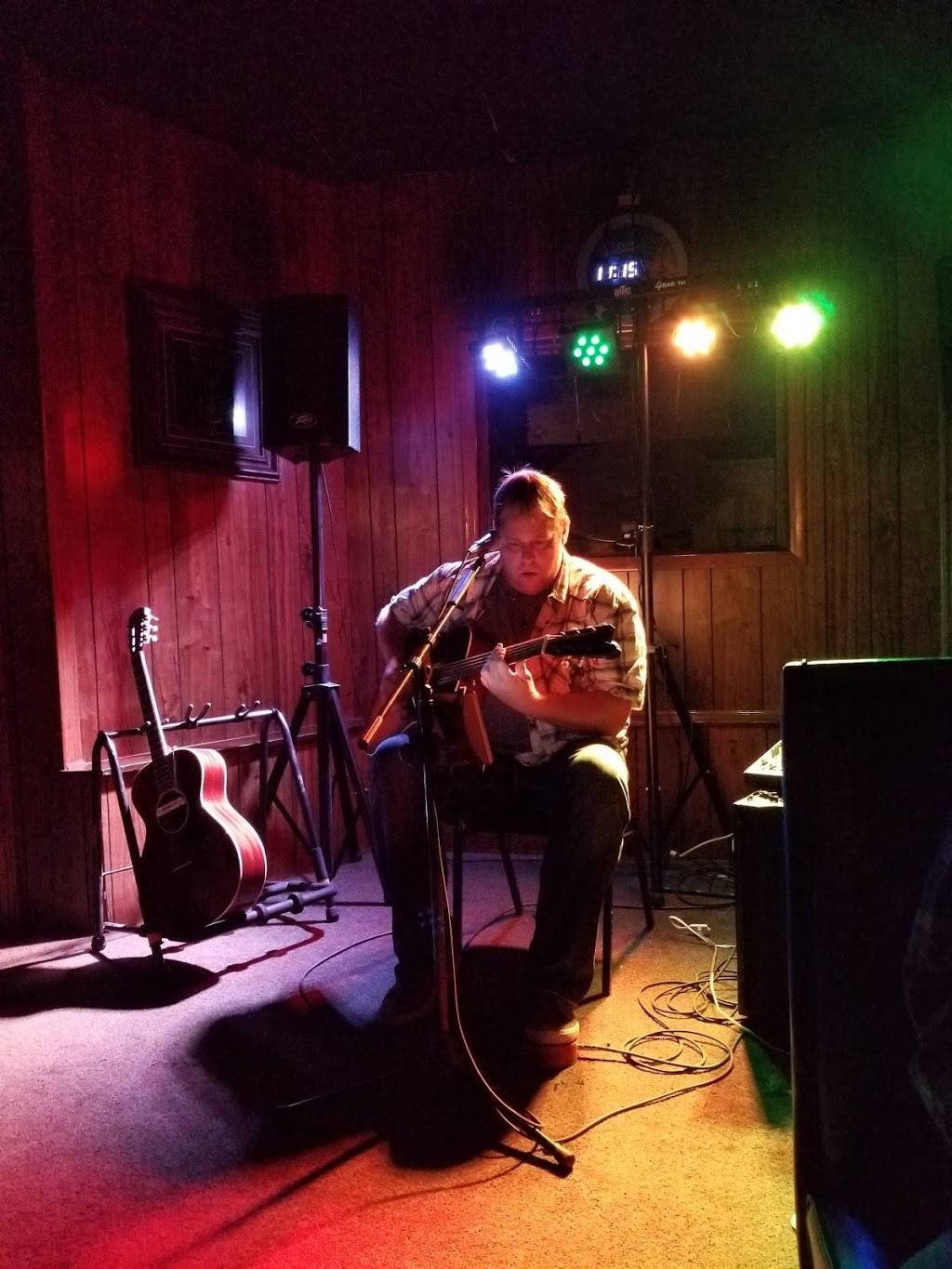 Dollys Bar & Grill | restaurant | 109 Pine St, Auburn, IA 51433, USA | 7126882220 OR +1 712-688-2220