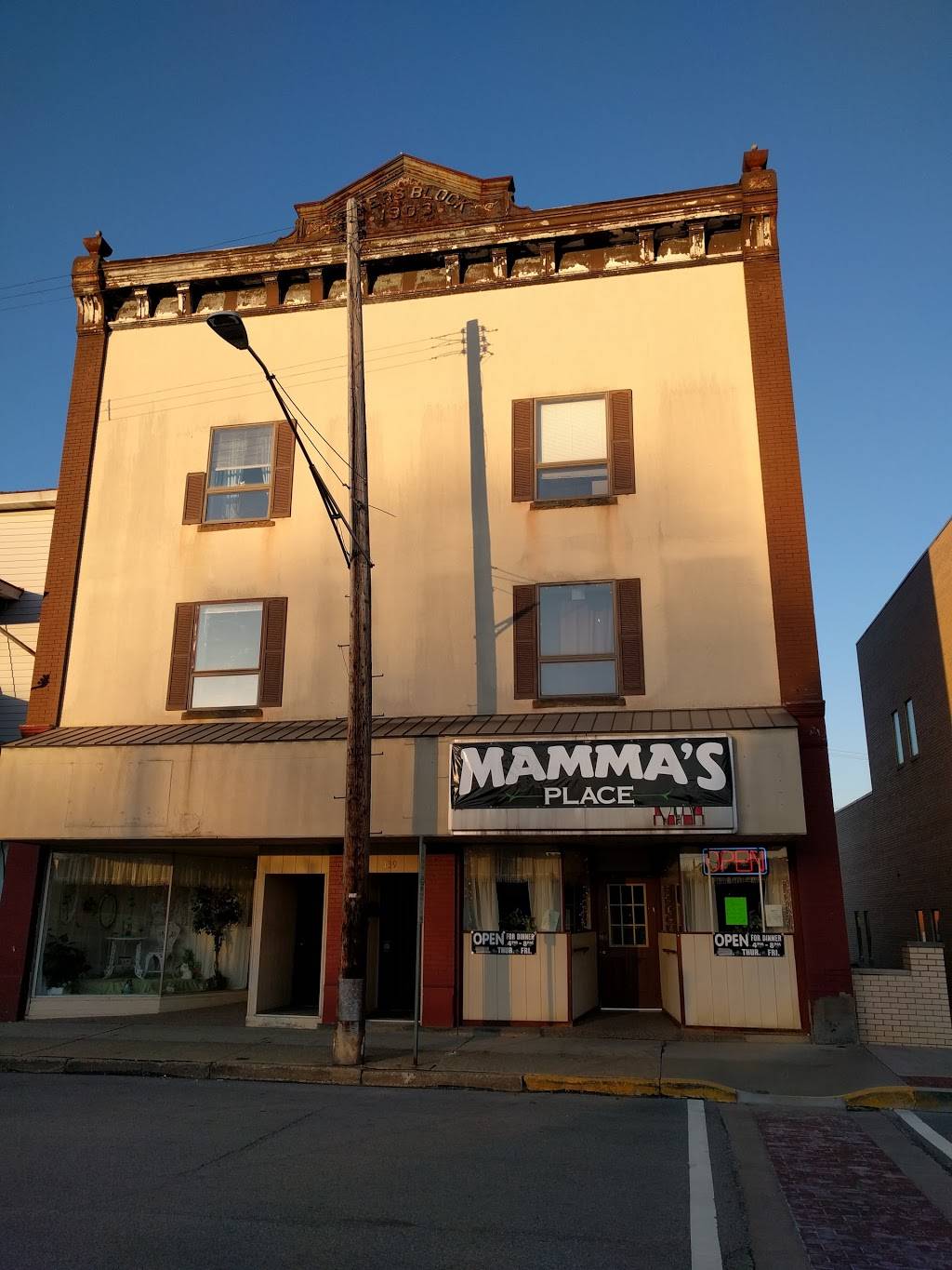 Mammas Place Family Diner | restaurant | 139 Grand Ave, Mars, PA 16046, USA | 7246259544 OR +1 724-625-9544