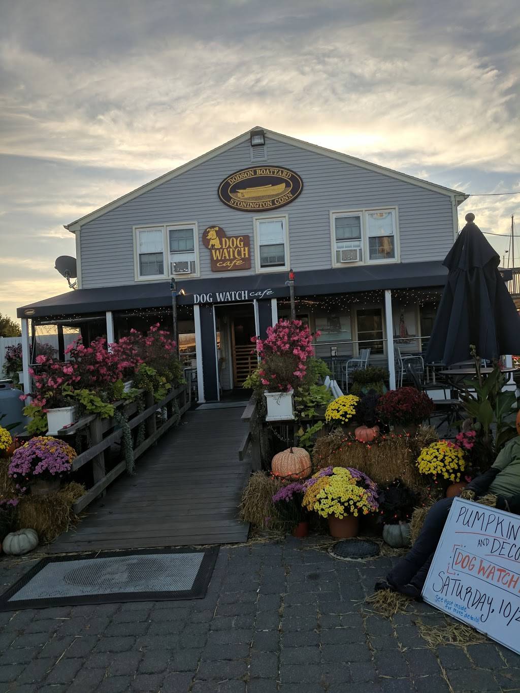 Dog Watch Mystic | restaurant | 20 Old Stonington Rd, Stonington, CT 06378, USA | 8602454911 OR +1 860-245-4911