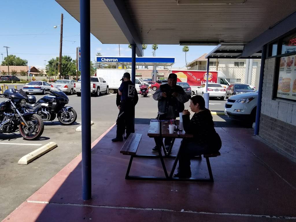 Sno-White Drive In | restaurant | 50 W Sherwood Ave, McFarland, CA 93250, USA | 6617923123 OR +1 661-792-3123