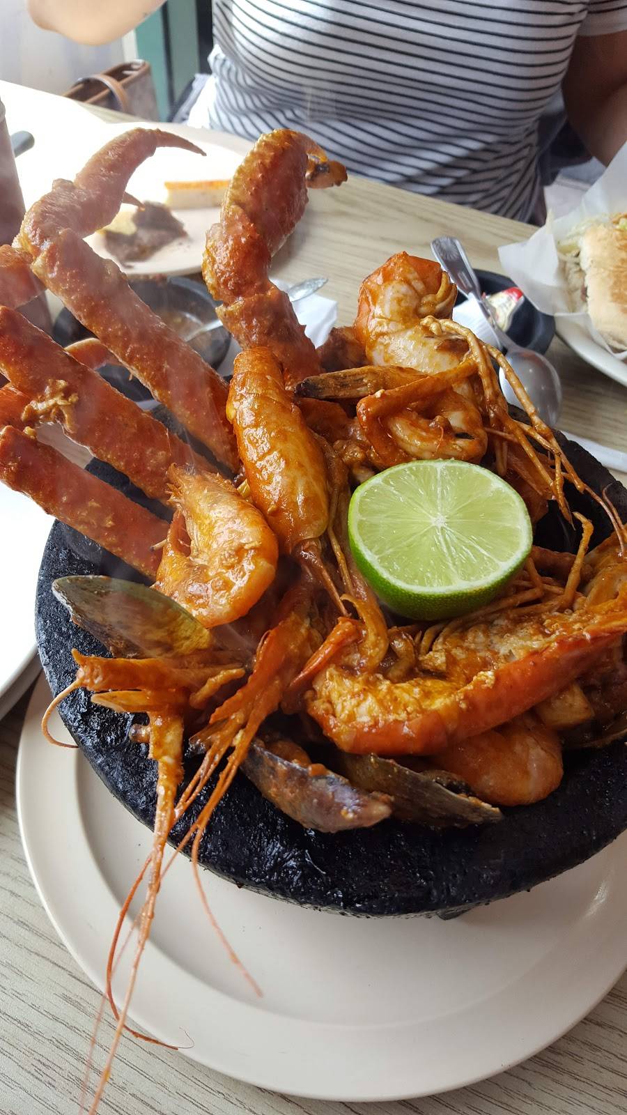 Los Molcajetes | restaurant | 3532 W Montrose Ave, Chicago, IL 60618, USA | 7732671834 OR +1 773-267-1834