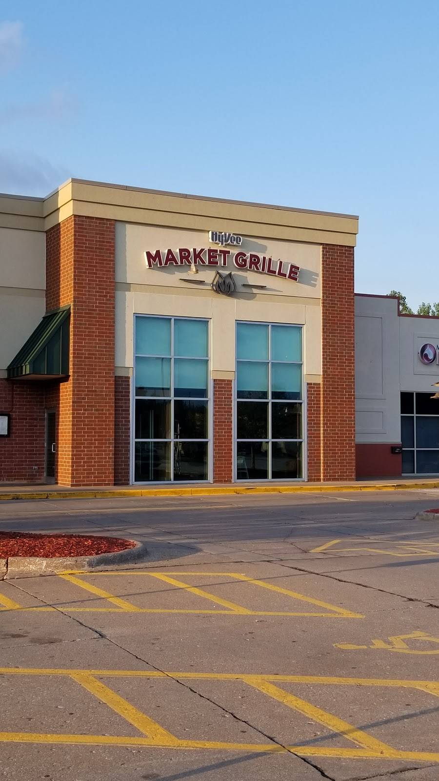 Hyvee Market Grille | restaurant | 0824351015, Muscatine, IA 52761, USA | 5632642219 OR +1 563-264-2219