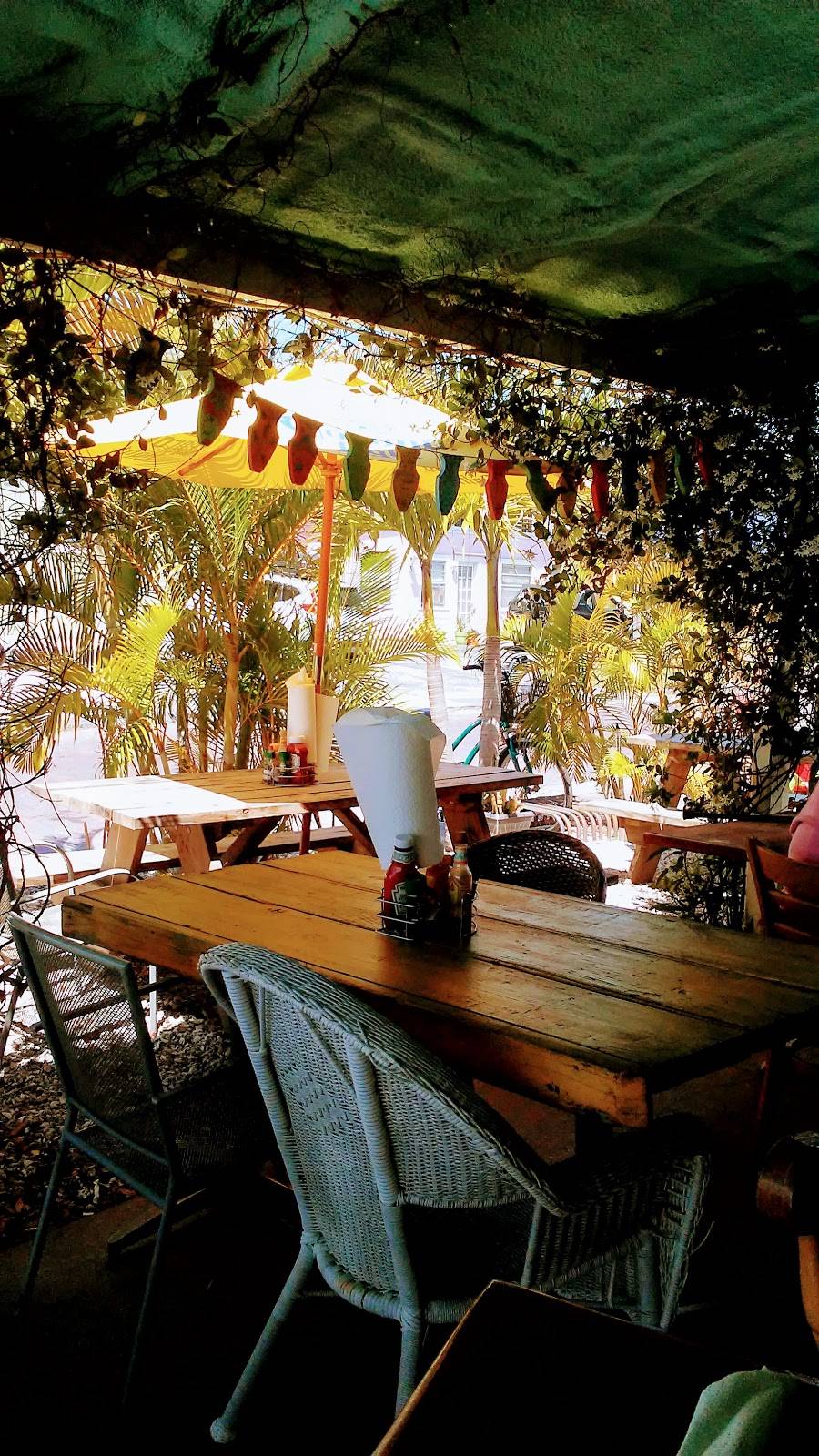 Little Tommies Tiki | restaurant | 5519 Shore Blvd S, Gulfport, FL 33707, USA | 7274988826 OR +1 727-498-8826