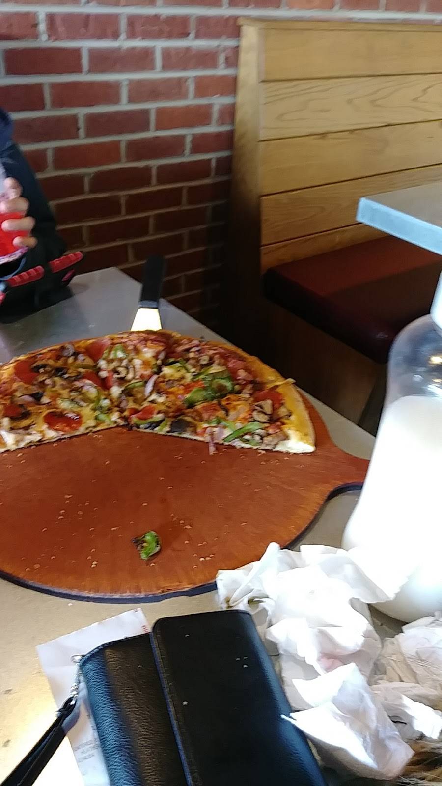 Pizza Hut | restaurant | 701 N Lake St, Aurora, IL 60506, USA | 6308978060 OR +1 630-897-8060