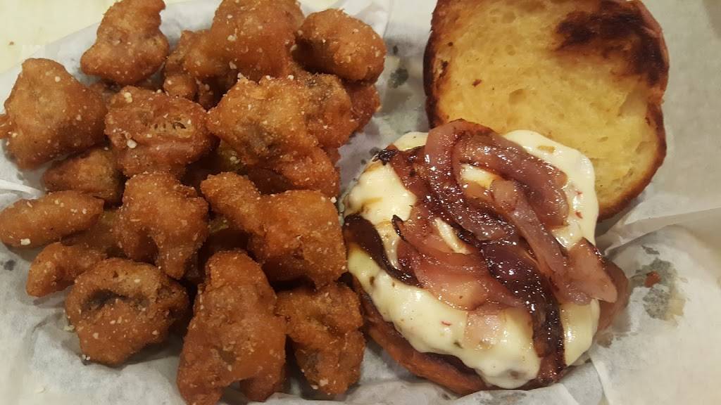 Sams Grill @ Woodstock | restaurant | 638 E Broadway, Alton, IL 62002, USA | 6185813842 OR +1 618-581-3842