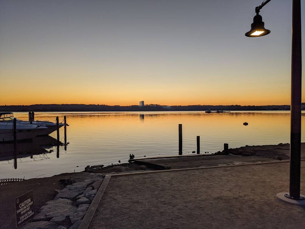 Starbucks | cafe | 100 S Union St, Alexandria, VA 22314, USA | 7035491752 OR +1 703-549-1752