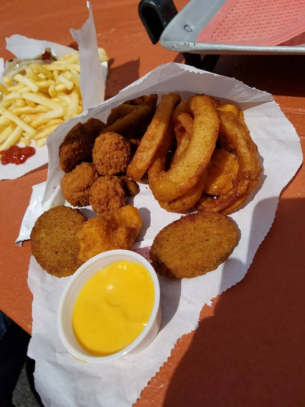 Carlsons Drive In | restaurant | 118 W Coolspring Ave, Michigan City, IN 46360, USA | 2198720331 OR +1 219-872-0331