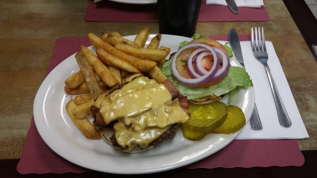 The Gavel Grill | restaurant | 9 Hyatt St, Staten Island, NY 10301, USA | 7188769596 OR +1 718-876-9596