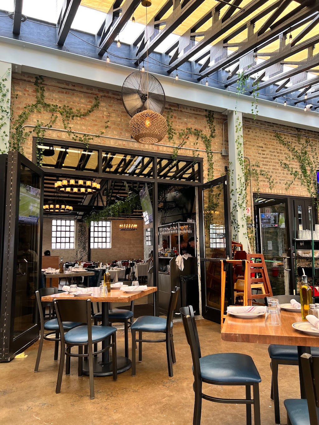 Zias Social | restaurant | 6158 N Northwest Hwy, Chicago, IL 60631, USA | 7737750808 OR +1 773-775-0808