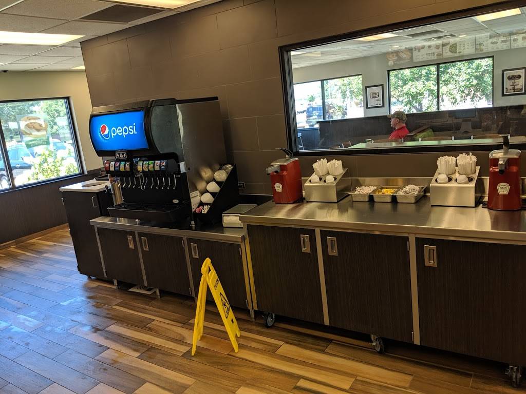 Runza Restaurant | restaurant | 8330 Northwoods Dr, Lincoln, NE 68505, USA | 4024886808 OR +1 402-488-6808