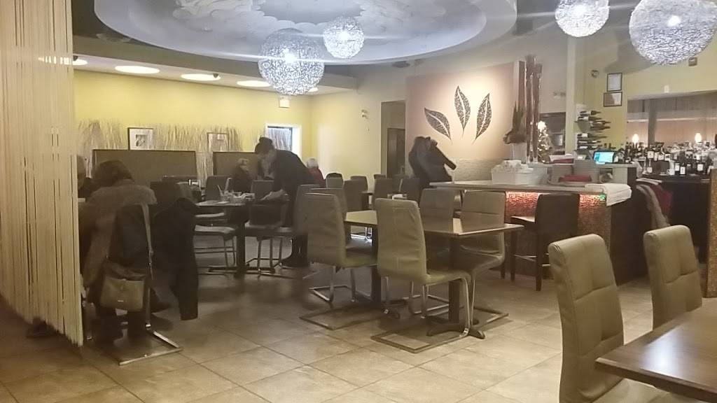 L.A. Town Grill | restaurant | 5975 Malden Rd #5, Windsor, ON N9H 1S7, Canada | 5192508383 OR +1 519-250-8383