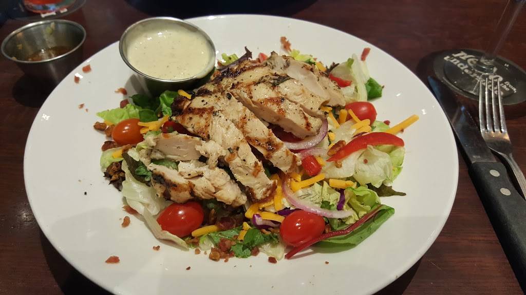 Houlihans | restaurant | 27 W Chocolate Ave, Hershey, PA 17033, USA | 7175343110 OR +1 717-534-3110