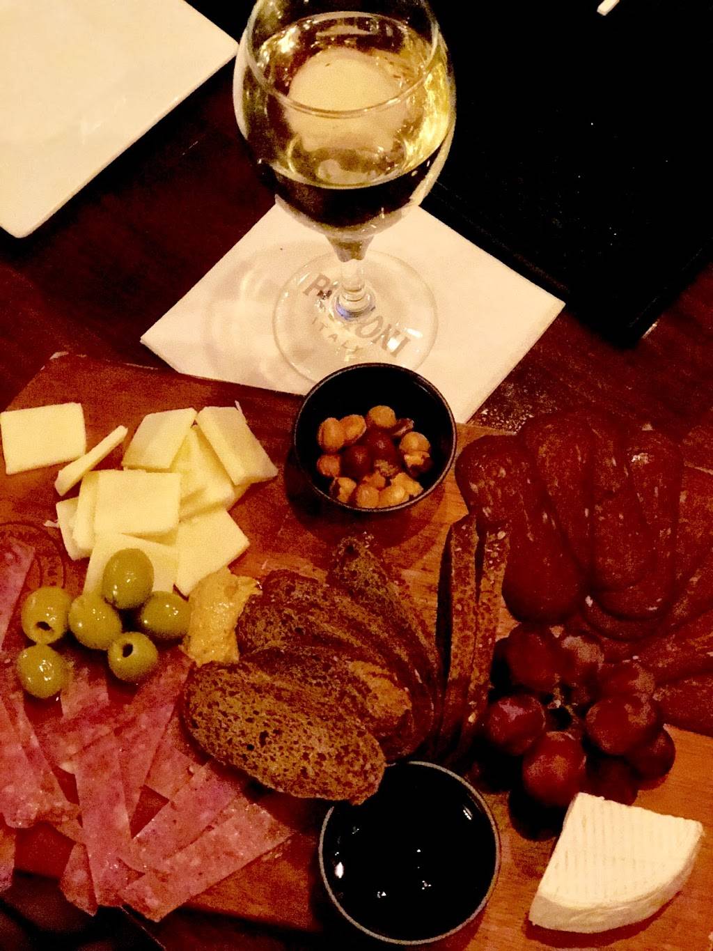 Sloanes Valley Village | restaurant | 5338 Laurel Canyon Blvd, Valley Village, CA 91607, USA | 8185095828 OR +1 818-509-5828