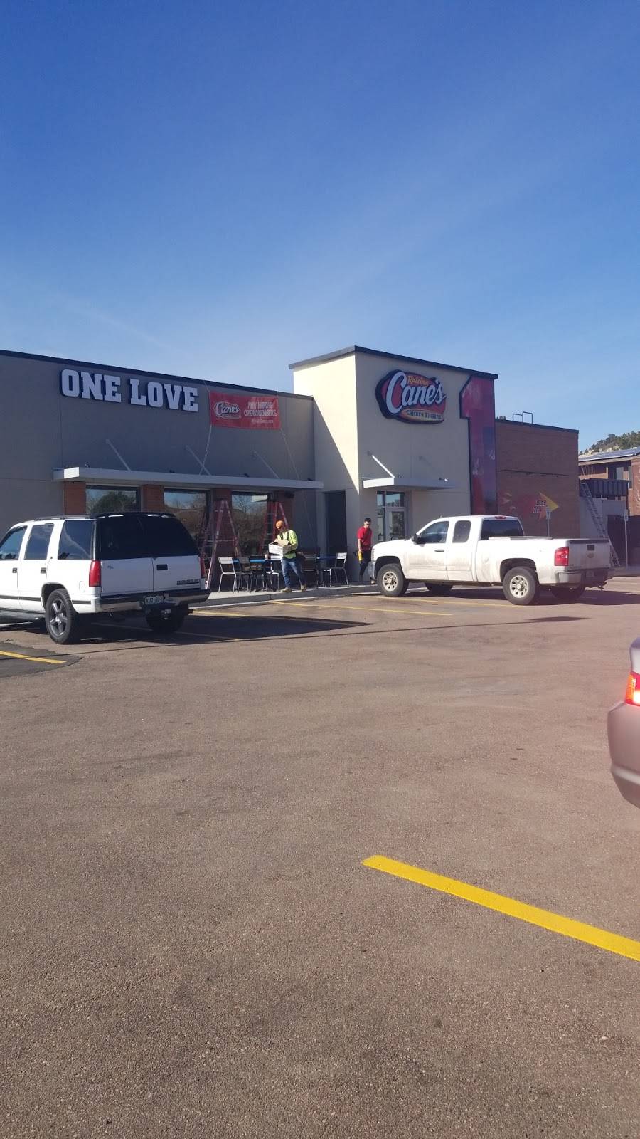 Raising Canes | meal takeaway | 4530 Hilton Pkwy, Colorado Springs, CO 80907, USA | 7195484404 OR +1 719-548-4404