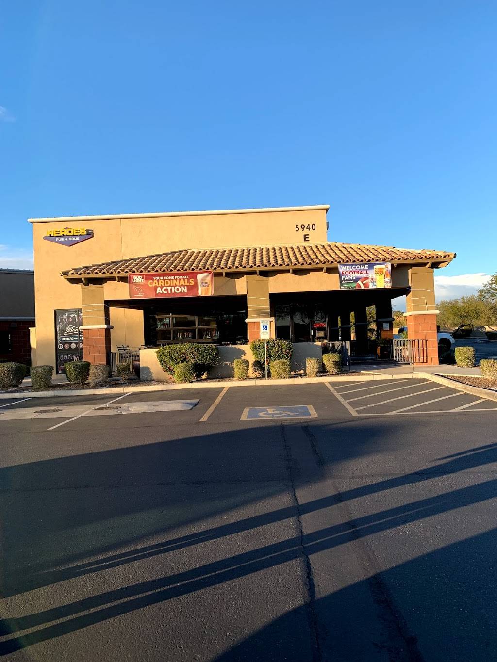 Heroes Pub & Grub | restaurant | 5940 W Union Hills Dr, Glendale, AZ 85308, USA | 6025883000 OR +1 602-588-3000