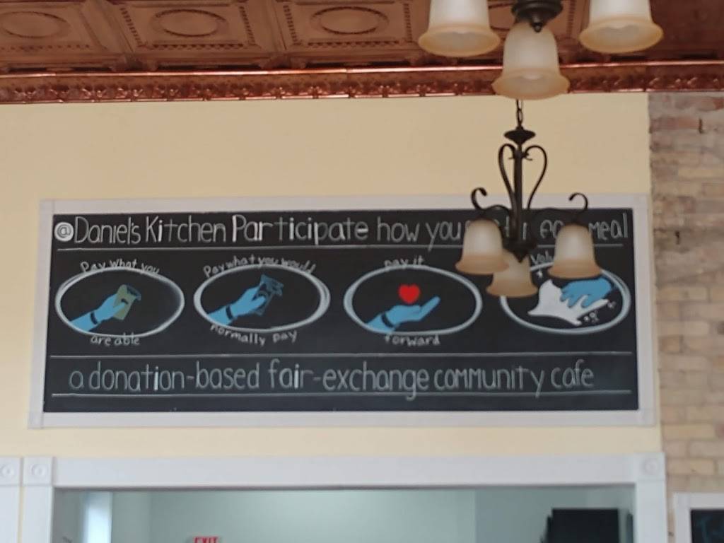 Daniels Kitchen | restaurant | 401 E Main St, Edmore, MI 48829, USA | 9894273663 OR +1 989-427-3663