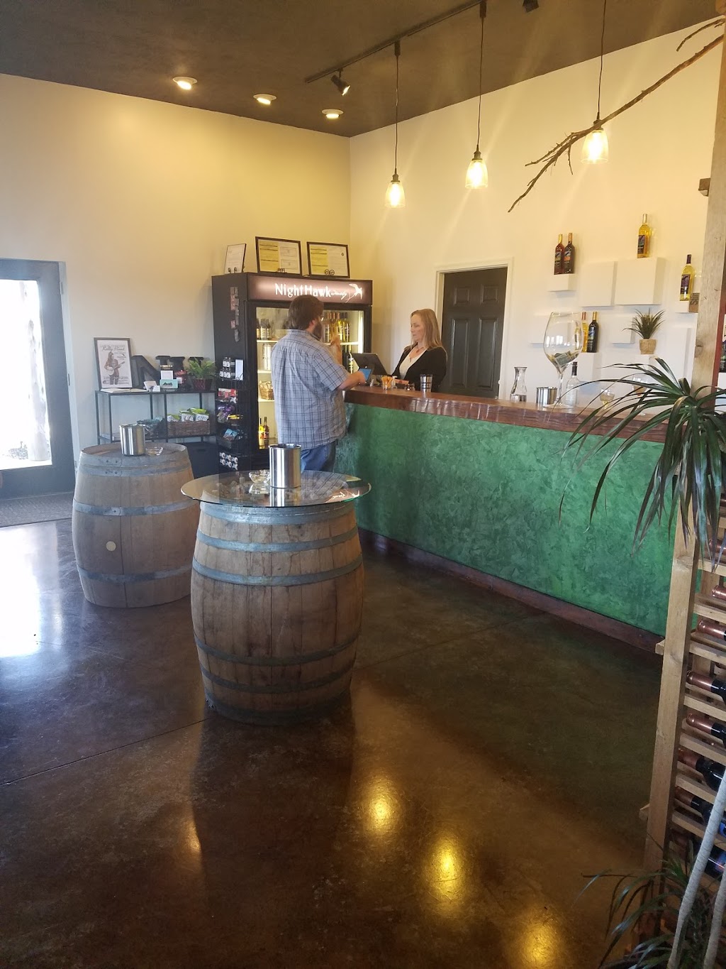 Nighthawk Vineyard & Winery | restaurant | 16381 W 343rd St, Paola, KS 66071, USA | 9136362405 OR +1 913-636-2405