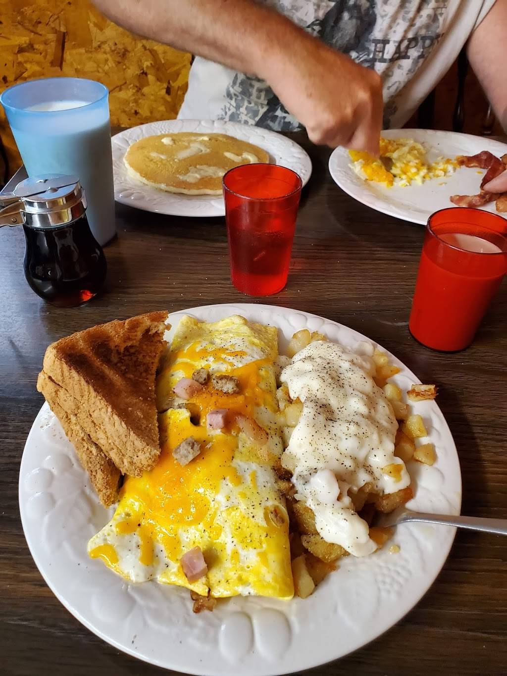 Hiway Inn | restaurant | 600 W St John St, Girard, KS 66743, USA | 6207248449 OR +1 620-724-8449