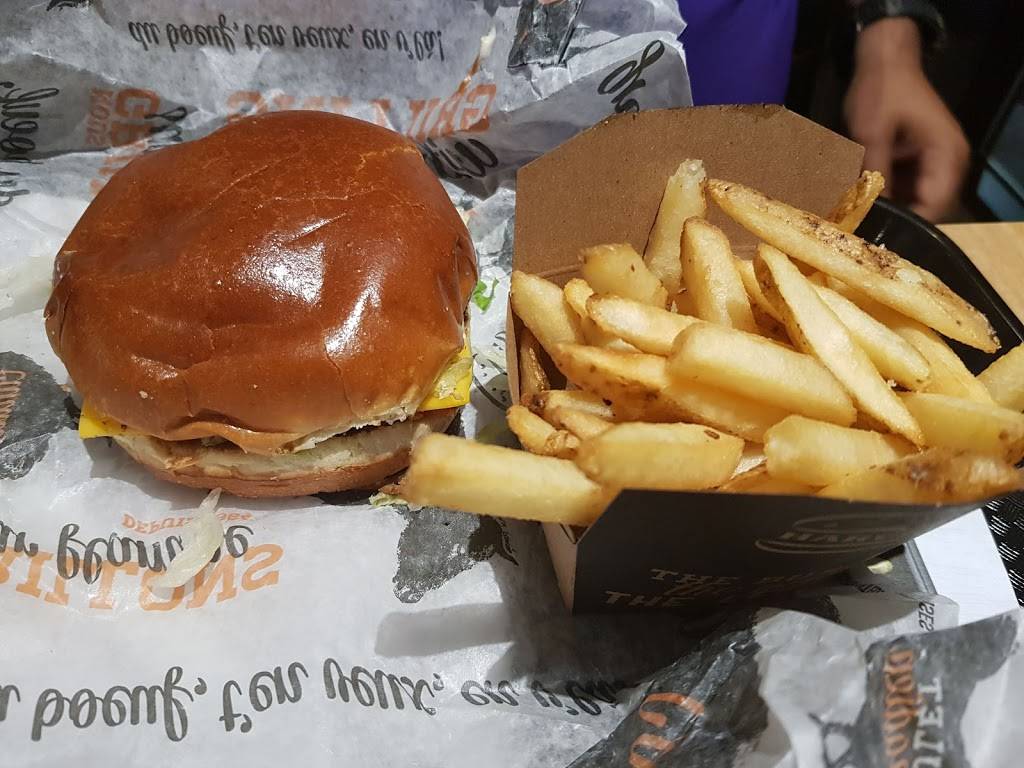 Harveys | restaurant | 2211 County Road #28, Port Hope, ON L1A 3W4, Canada | 9058851400 OR +1 905-885-1400