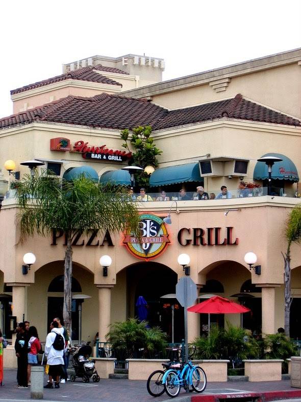 Hurricanes Bar & Grill | restaurant | 200 Main St #201, Huntington Beach, CA 92648, USA | 7143740500 OR +1 714-374-0500