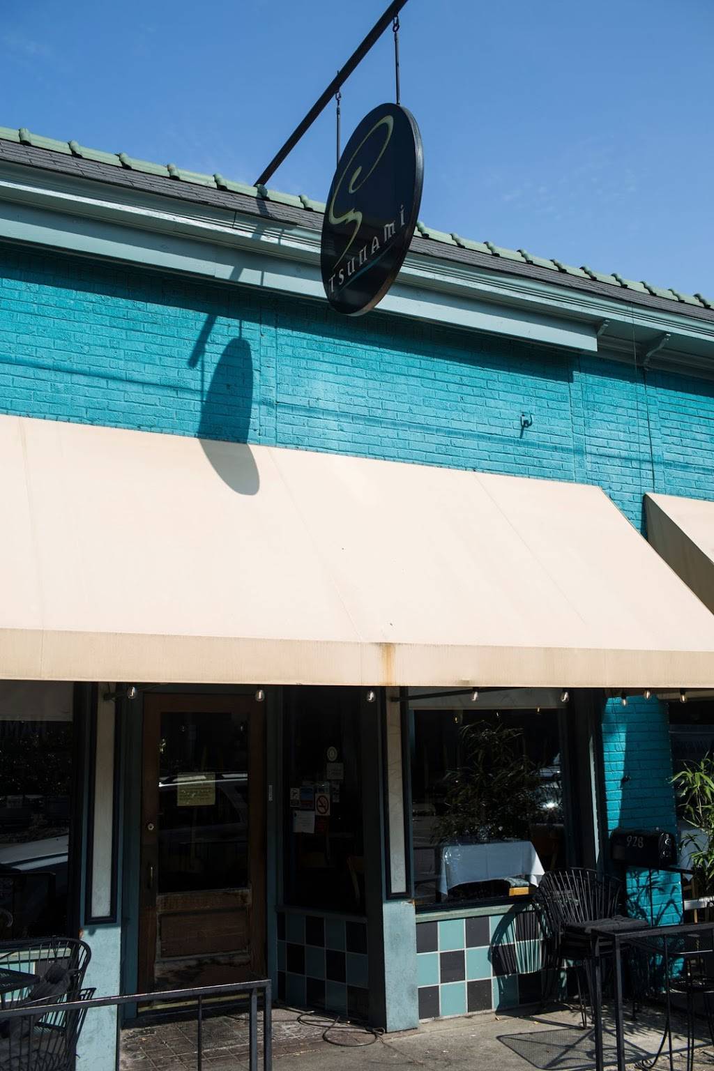 Tsunami | restaurant | 928 Cooper St, Memphis, TN 38104, USA | 9012742556 OR +1 901-274-2556