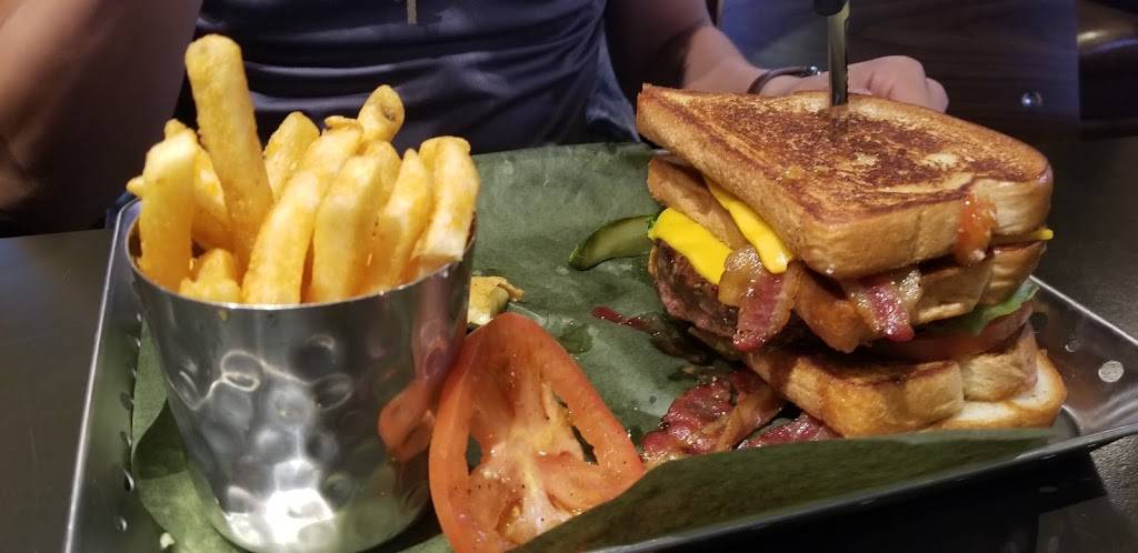 Bombshells | restaurant | 13732 East Fwy, Houston, TX 77015, USA | 8328316434 OR +1 832-831-6434