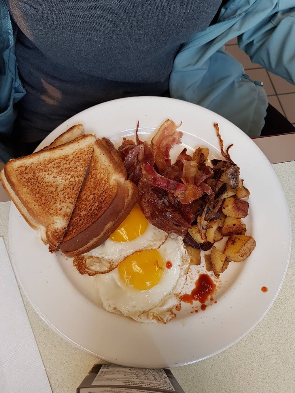 deluxe grill and cafe | restaurant | 111 Gordon Baker Rd #212, North York, ON M2H 3R1, Canada | 4164926287 OR +1 416-492-6287