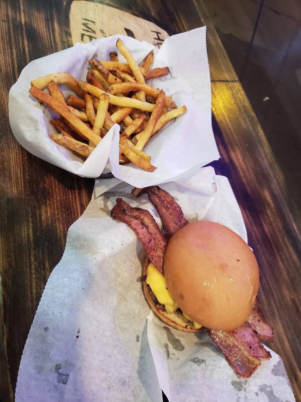 Wilson’s Dogs | restaurant | 1141 N Ashland Ave, Chicago, IL 60622, USA | 7737998373 OR +1 773-799-8373