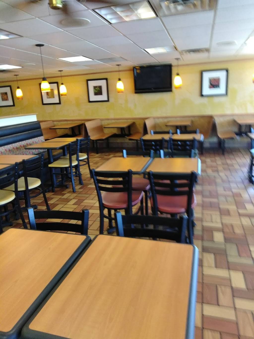 Subway | restaurant | 1411 E Mound Rd, Decatur, IL 62526, USA | 2178770978 OR +1 217-877-0978