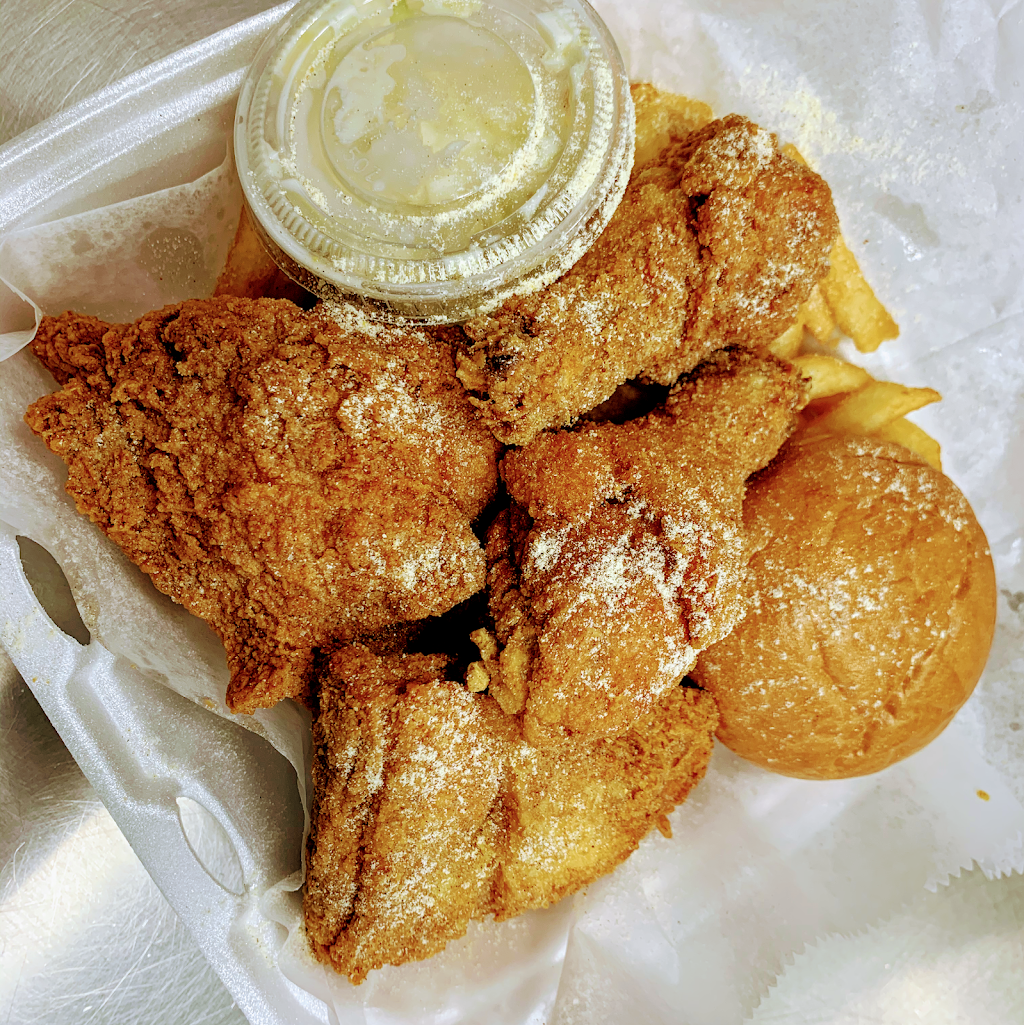 Big Sharks fish and chicken | restaurant | 3434 W North Ave, Milwaukee, WI 53208, USA | 4148817777 OR +1 414-881-7777