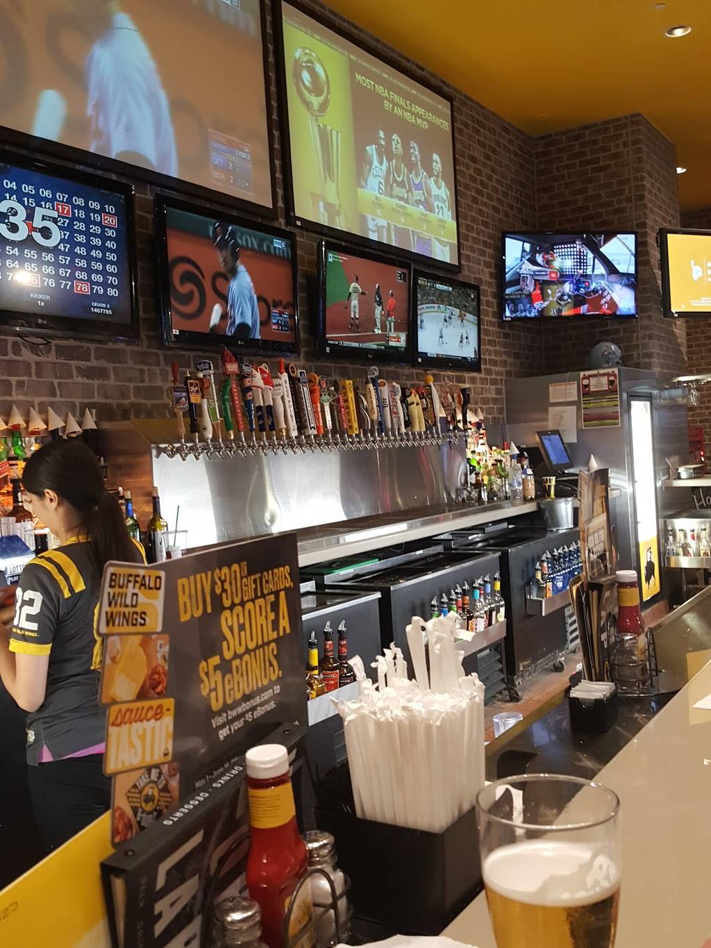 Buffalo Wild Wings | meal takeaway | 5223 Highland Rd, Waterford Twp, MI 48327, USA | 2486749464 OR +1 248-674-9464