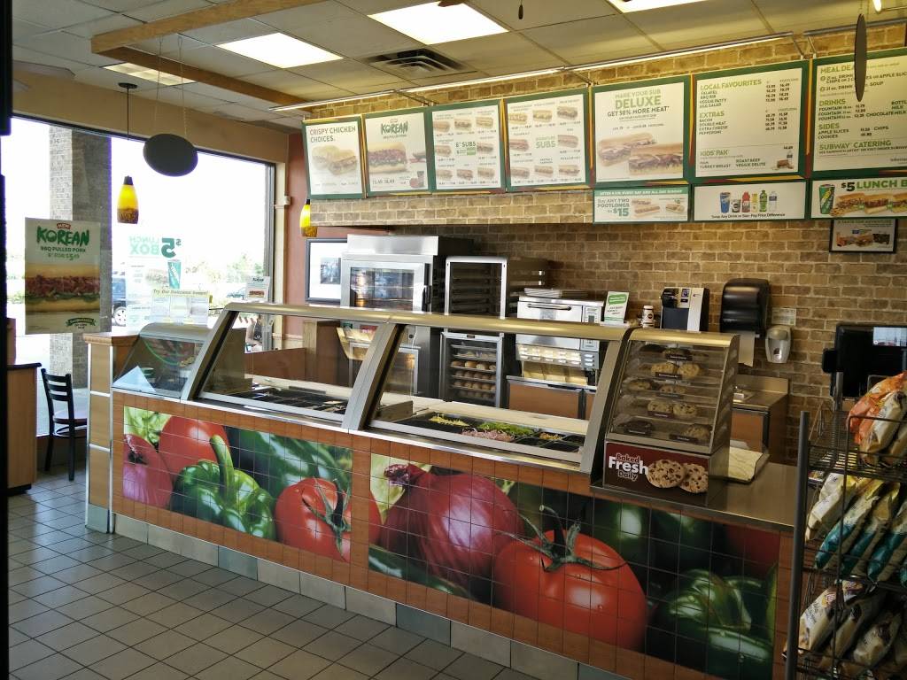 Subway | meal takeaway | 10520 Yonge St #38a, Richmond Hill, ON L4C 3C5, Canada | 9057372999 OR +1 905-737-2999
