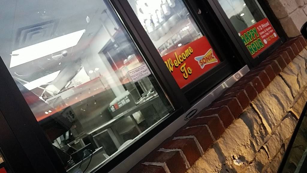 Sonic Drive-In | restaurant | 4763 S 27th St, Greenfield, WI 53221, USA | 4142829810 OR +1 414-282-9810