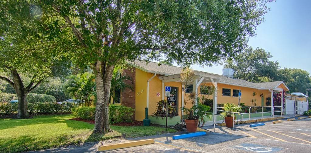 Ninos Lakewood Park | restaurant | 5018 Turnpike Feeder Rd, Fort Pierce, FL 34951, USA | 7724667644 OR +1 772-466-7644