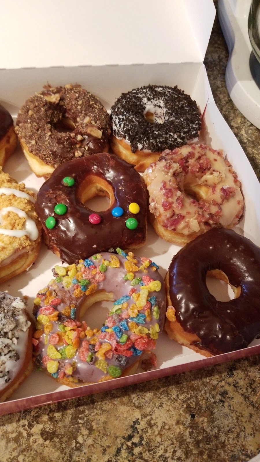 Scarlets Donuts | bakery | 805 E Bankhead St Suite A, New Albany, MS 38652, USA | 6625397386 OR +1 662-539-7386