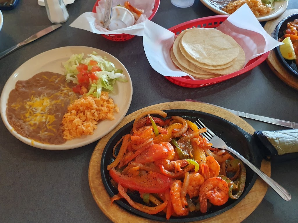 La Carreta Restaurant | restaurant | 1910 E Aztec, Gallup, NM 87301, USA | 5058633613 OR +1 505-863-3613