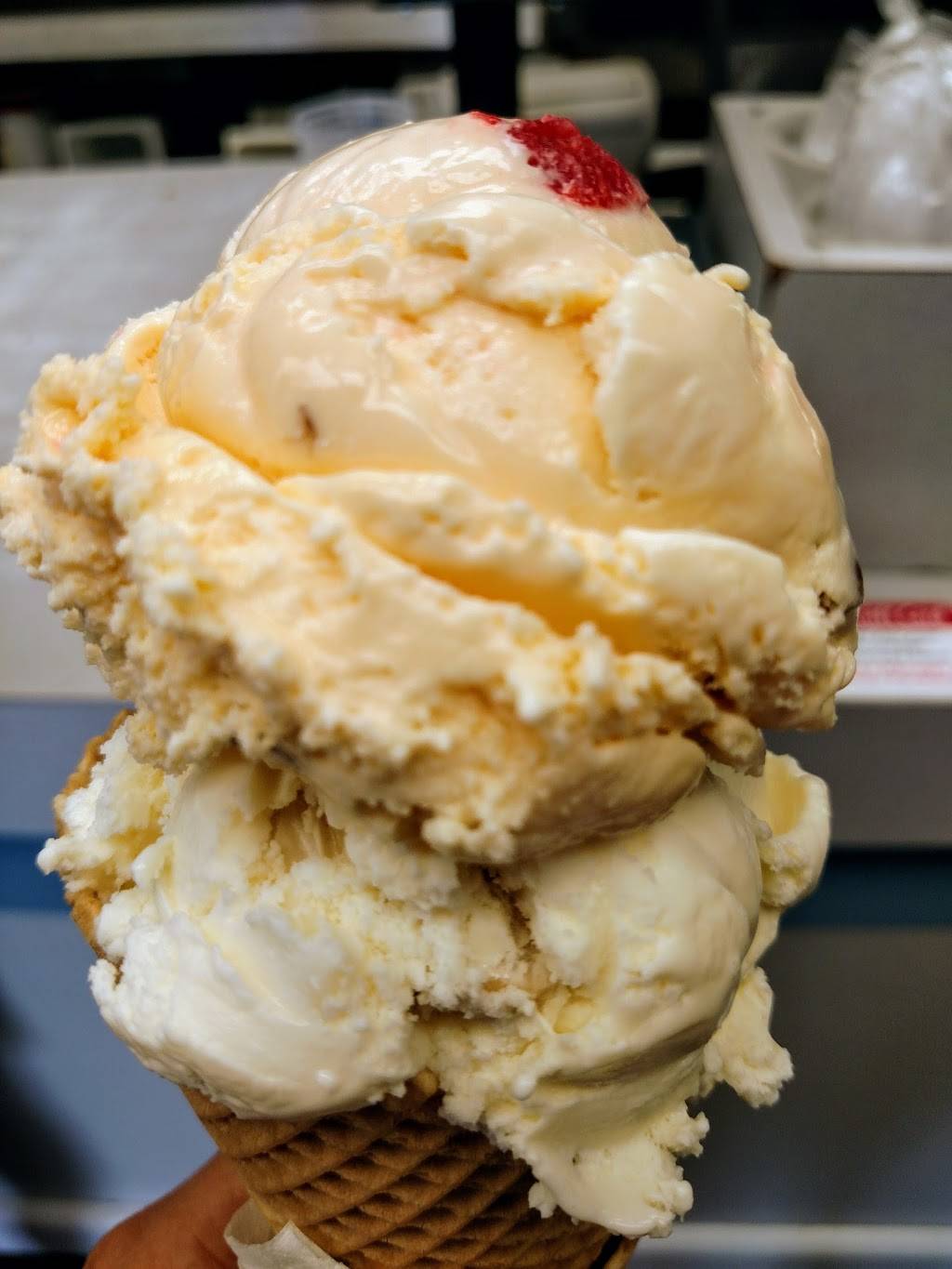 Braums Ice Cream & Burger Restaurant | restaurant | 812 S Stemmons Fwy, Lewisville, TX 75067, USA | 9722213312 OR +1 972-221-3312