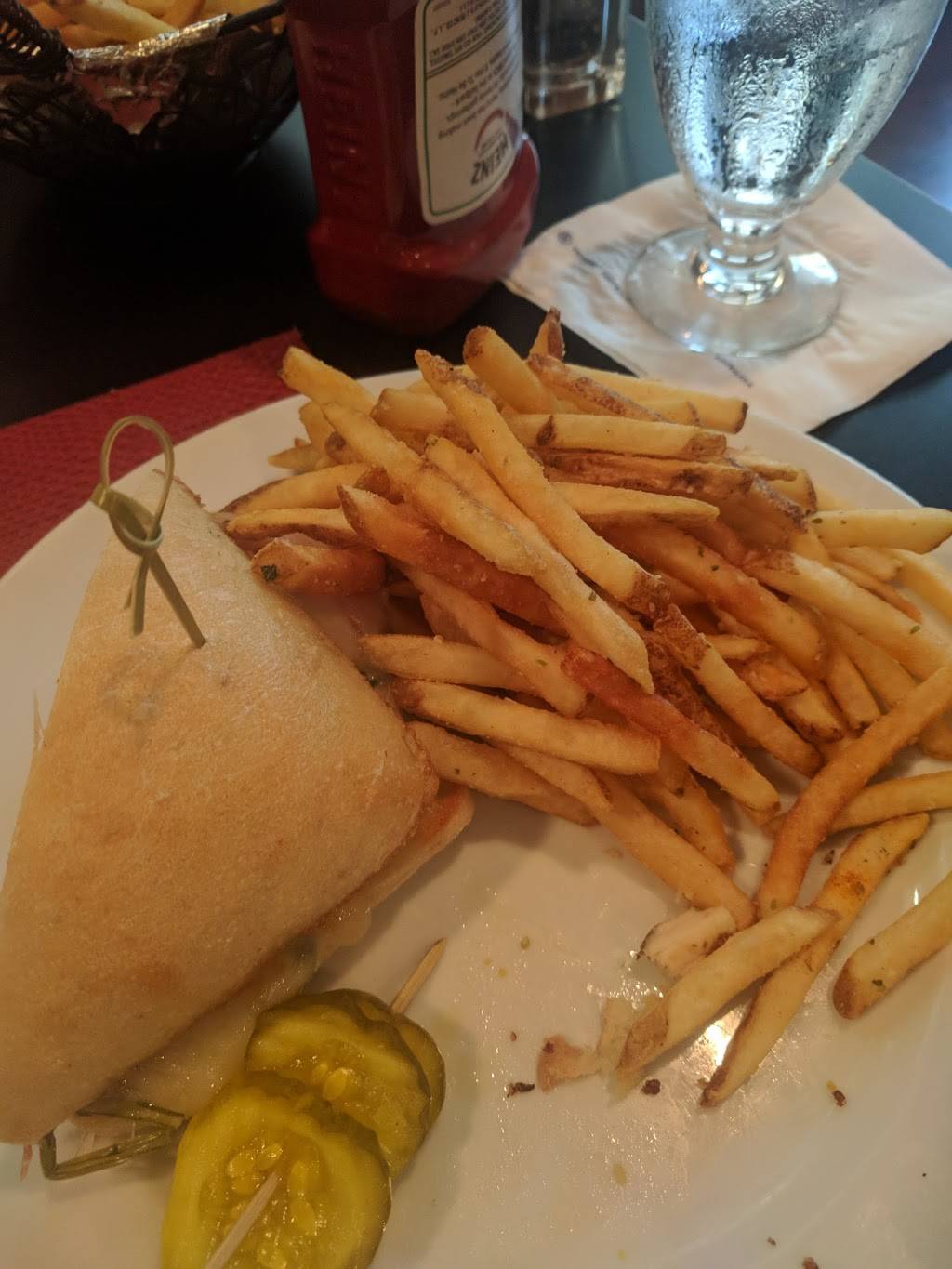 Market Street Bar & Grill | restaurant | 1 Gateway Ctr, Newark, NJ 07102, USA | 9736225000 OR +1 973-622-5000