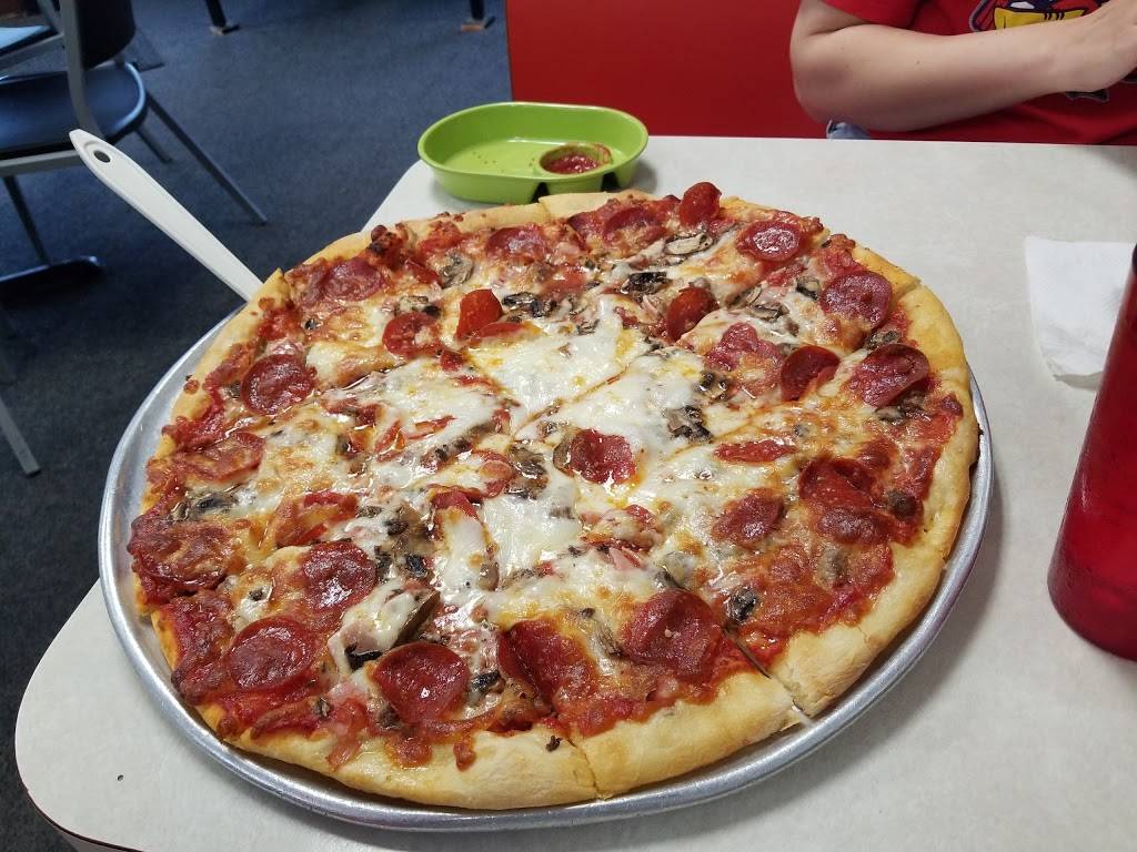 Family Pizza | restaurant | 309 E Main St, Vienna, IL 62995, USA | 6186589025 OR +1 618-658-9025