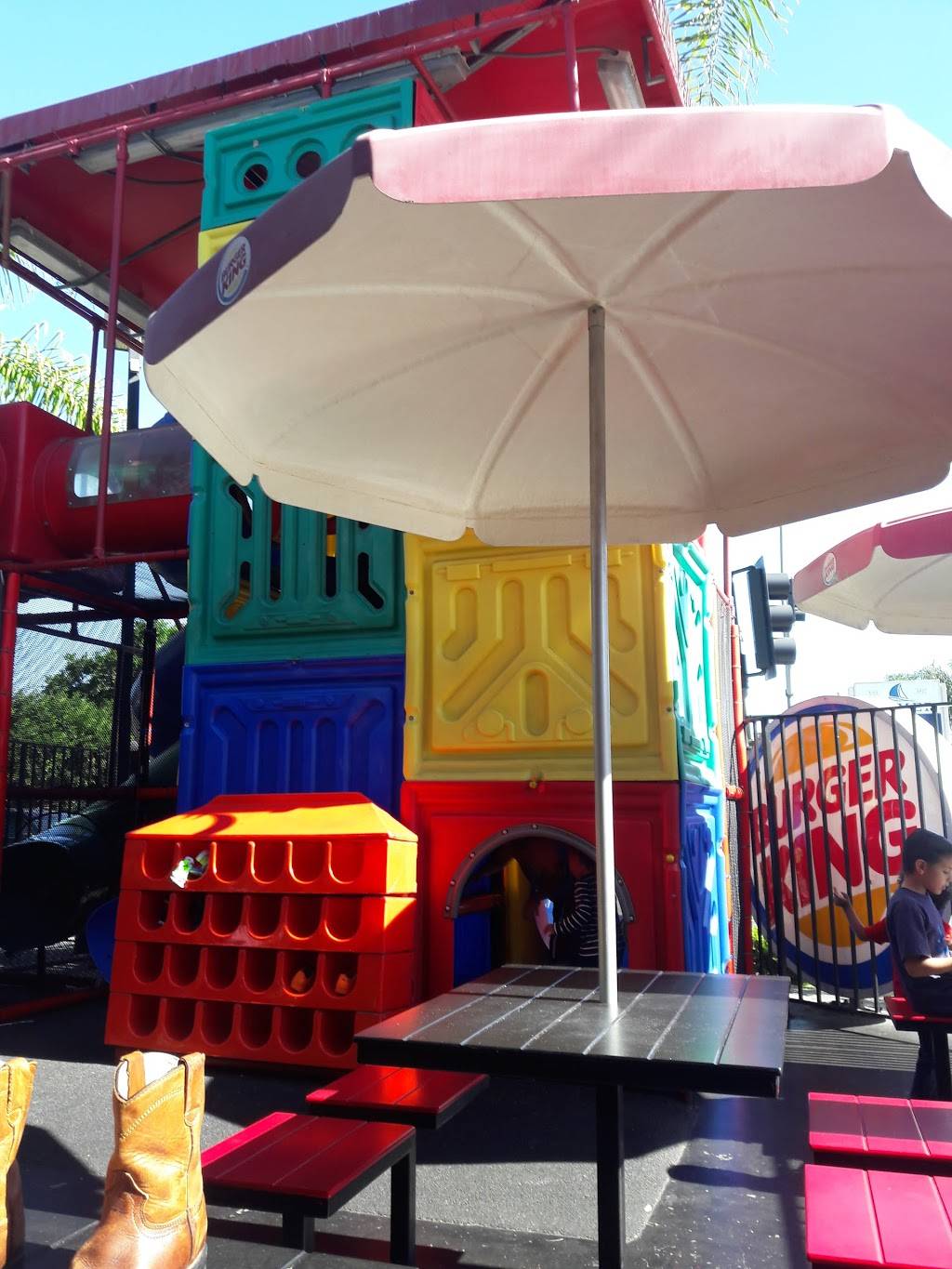 Burger King | restaurant | 701 N Main St, Santa Ana, CA 92701, USA | 7145435703 OR +1 714-543-5703