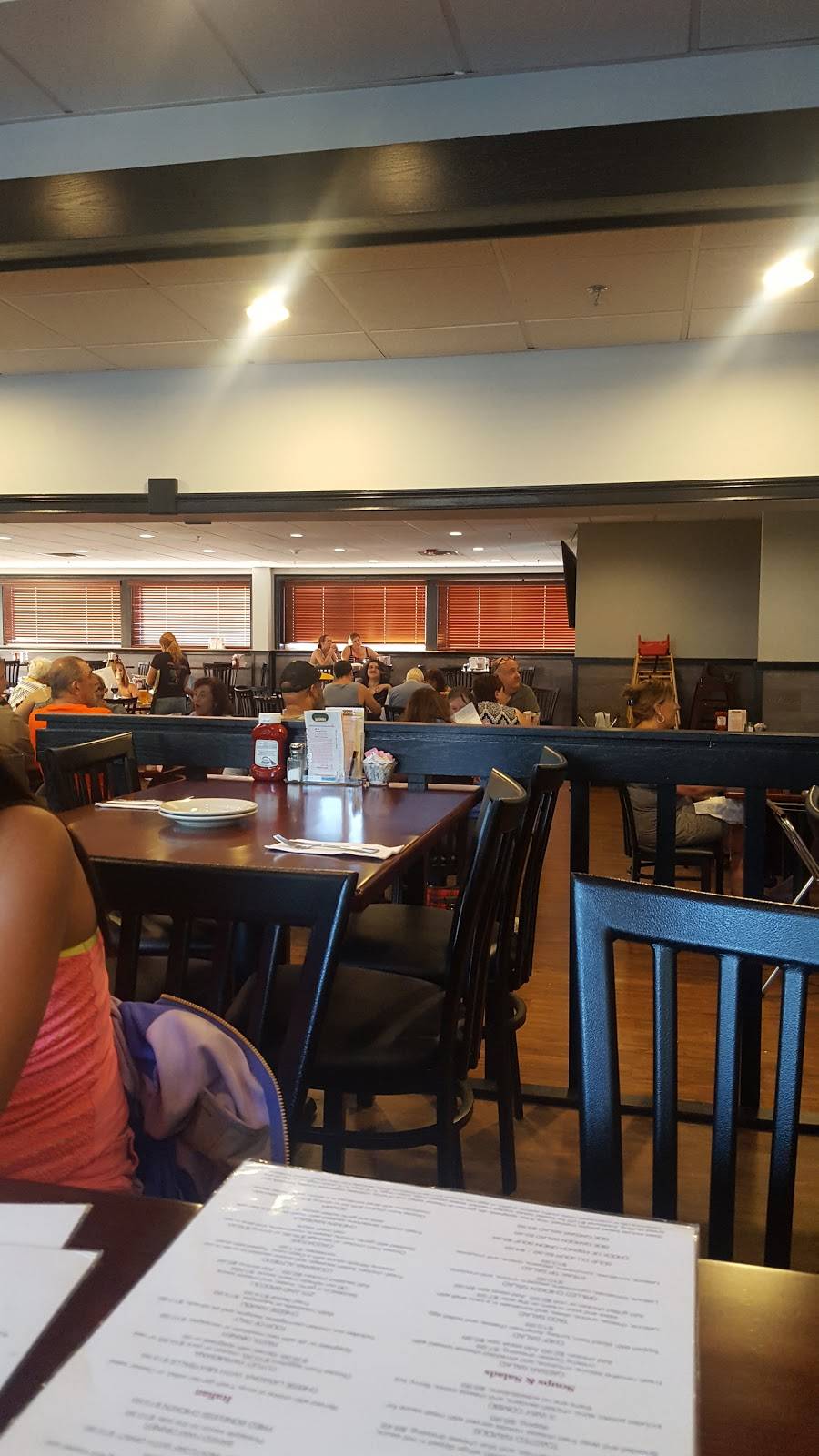 Mr Mikes Restaurant & Lounge | night club | 1149 Main St, Haverhill, MA 01830, USA | 9783735712 OR +1 978-373-5712