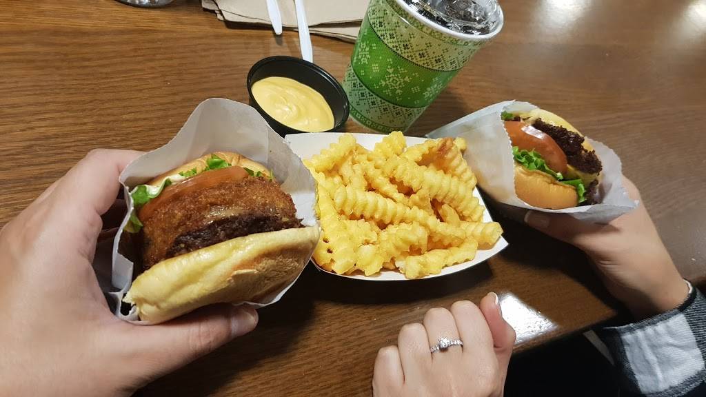 Shake Shack | meal takeaway | Terminal 4 / Gate B23 & B37, Jamaica, NY 11430, USA | 7187514760 OR +1 718-751-4760
