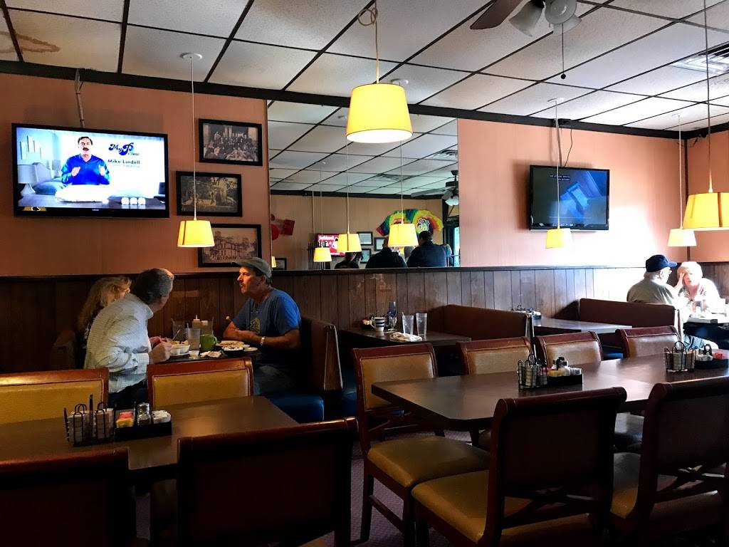 Hunters Restaurant | restaurant | 202 N Woodland Blvd, DeLand, FL 32720, USA | 3867367954 OR +1 386-736-7954