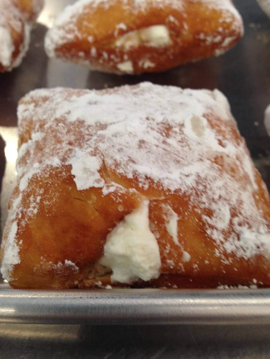 Chantilly Beignes Bistro | restaurant | 619 Rue Principale, Laval, QC H7X 1C7, Canada | 4509699619 OR +1 450-969-9619