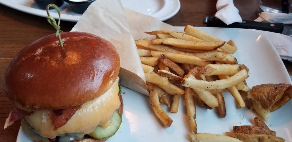 TGI Fridays | restaurant | 5420 95th St, Oak Lawn, IL 60453, USA | 7084220339 OR +1 708-422-0339