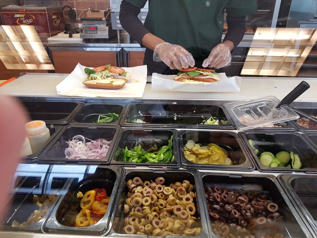 Subway | meal takeaway | 160 Beechwood Ave, Vanier, ON K1L 1A9, Canada | 6137412520 OR +1 613-741-2520