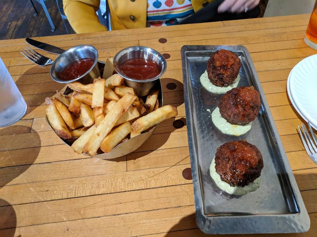 Zoobies Old Town Tavern | restaurant | 1200 N Larch St, Lansing, MI 48906, USA | 5178973563 OR +1 517-897-3563